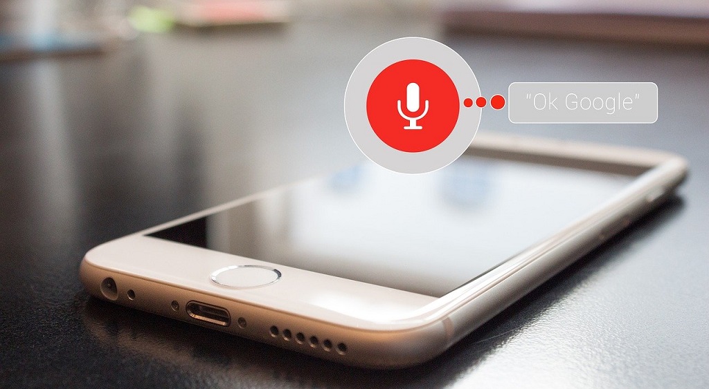 Si può attivare l’Assistente Ok Google con i comandi vocali a schermo spento?