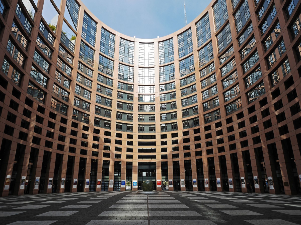 Il Parlamento Europeo approva la DSA, il Digital Services Act: di cosa si tratta?